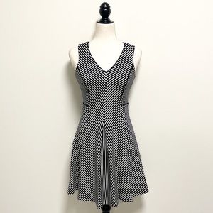 Banana Republic Petite Striped V Neck Sleeveless